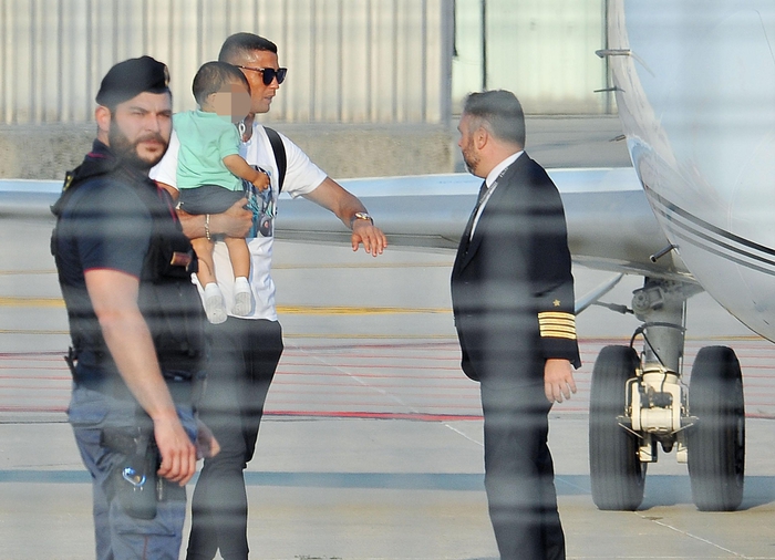 Cristiano Ronaldo arriva all'aeroporto di Caselle, Torino, 29 luglio 2018 ANSA/ ALESSANDRO DI MARCO