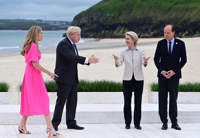 epa09262573 Britain's Prime Minster Boris Johnson (2nd L), his wife Carrie (L),  European Commission President Ursula von der Leyen (2nd R) and her husband Heiko (R) at the leaders welcome during the G7 Summit in Carbis Bay, Britain, 11 June 2021. Britain hosts the Group of Seven (G7) summit in Cornwall from 11 to 13 June 2021.  EPA/NEIL HALL/POOL