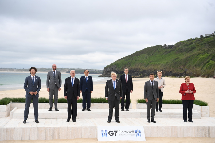 epa09262137 Britain's Prime Minister Boris Johnson (C) poses with the G7 leaders for a family photo during the G7 Summit in Carbis Bay, Britain, 11 June 2021. In picture are seen US President Joe Biden (2-L, front), Britain's Prime Minister Boris Johnson (C), Canada's Prime Minister Justin Trudeau (L), France's President Emmanuel Macron (2-R, front), German Chancellor Angela Merkel (R), Italy's Prime Minister Mario Draghi (2-R, rear), Japan's Prime Minister Yoshihide Suga (2-L, rear), European Commission President Ursula von der Leyen (R, rear) and European Council President Charles Michel (L, rear).  EPA/NEIL HALL/INTERNATIONAL POOL