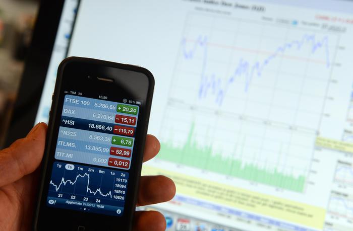 Indici di Borsa visualizzati sullo schermo di uno smartphone fotografato a Pisa il 24 maggio 2012.
ANSA / FRANCO SILVI