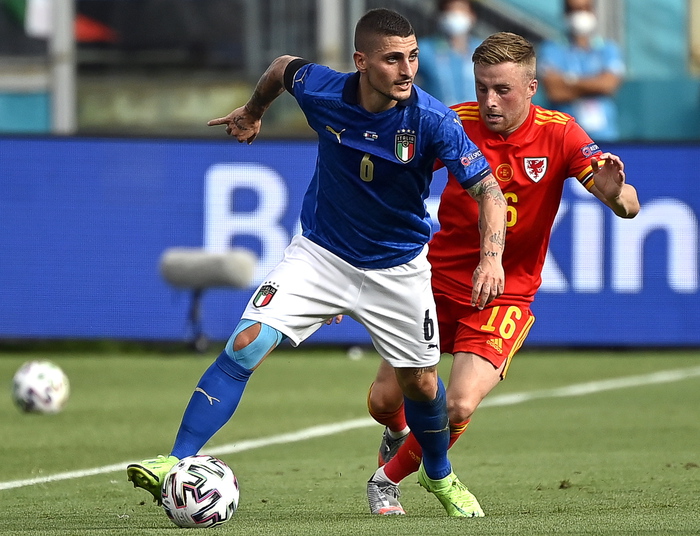 epa09288967 Marco Verratti (L) of Italy in action against Joe Morrell (R) of Wales during the UEFA EURO 2020 group A preliminary round soccer match between Italy and Wales in Rome, Italy, 20 June 2021.  EPA/Riccardo Antimiani / POOL (RESTRICTIONS: For editorial news reporting purposes only. Images must appear as still images and must not emulate match action video footage. Photographs published in online publications shall have an interval of at least 20 seconds between the posting.)