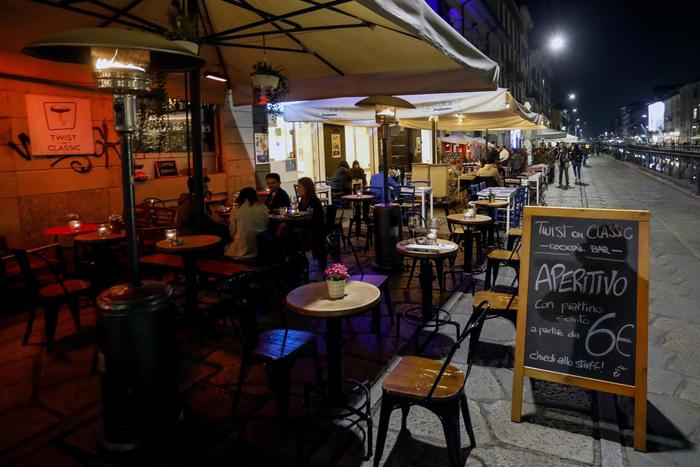 Bar e ristoranti prima delle 21 in zona Navigli a Milano, 14 ottobre 2020.ANSA/Mourad Balti Touati
