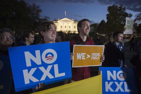 epa05014877 People celebrate US President Barack Obama's decision to reject the Keystone XL pipeline, outside the White House in Washington DC, USA, 06 November 2015. Obama has rejected the Keystone XL pipeline citing climate change after a review of several years on the project's potential economic and environmental impact.  EPA/MICHAEL REYNOLDS