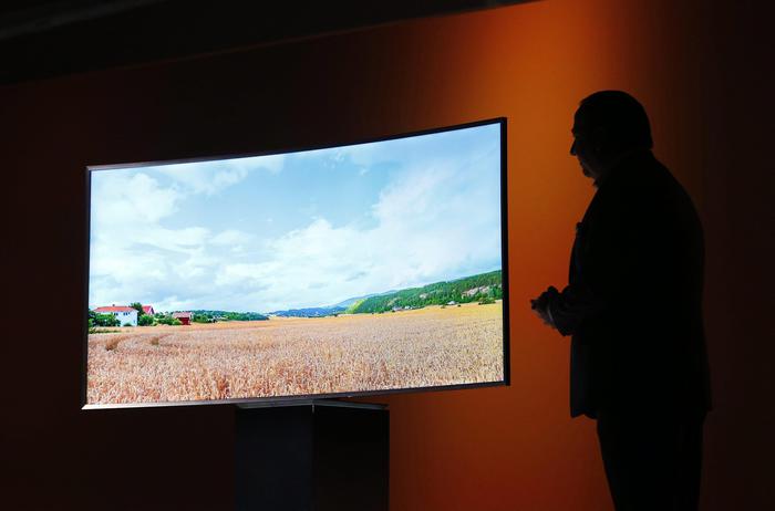 epa04547959 Samsung Electronics Co.'s SUHD TV with the Tizen OS, which can display over 1 billion colors, is shown during the 2015 International Consumer Electronics Show (CES) in Las Vegas, Nevada, USA, 05 January 2015. CES, the world's largest annual consumer technology trade show runs from 06 to 09 January 2015 and is expected to feature 3,500 exhibitors showing off their latest products and services to about 150,000 attendees.  EPA/YONHAP SOUTH KOREA OUT