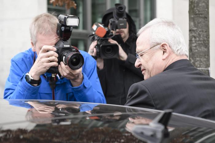 epa05730609 The former chairman of the board of directors of Volkswagen AG, Martin Winterkorn (R) climbs into his car after his visit at a German parliamentary commission investigating the diesel emissions scandal, in Berlin, Germany, 19 January 2017. New evidence suggests that Winterkorn knew earlier than he claims about the fraudulent emission tests in Volkswagen vehicles.  EPA/CLEMENS BILAN