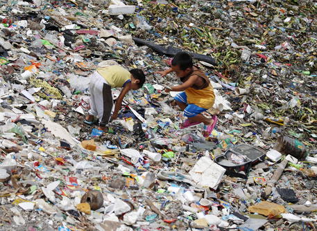 epa08464474 Filipino children collect wash up plastic bottles and other recyclable items along a coastline, ahead of World Environment Day, in Manila, Philippines, 04 June 2020. World Environment Day, a United Nations (UN) campaign to raise awareness about the protection of the environment, is celebrated every year on 05 June.  EPA/FRANCIS R. MALASIG