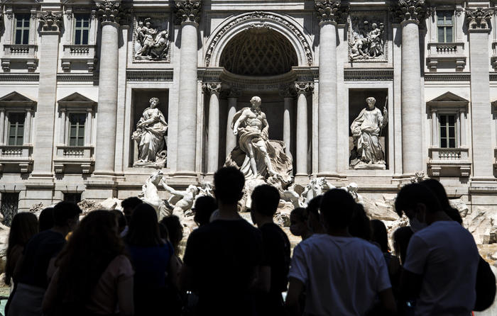 People visit the Trevi Fountain in Rome, Italy, 21 May 2021. ANSA/ANGELO CARCONI