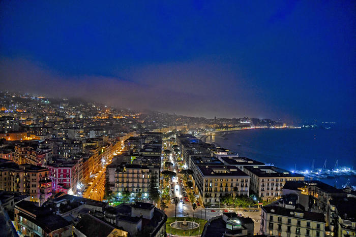 Una veduta notturna dell'agglomerato urbano di Napoli con migliaia di case che dalla collina del Vomero raggiungono la linea della costa, 28 aprile 2021. 