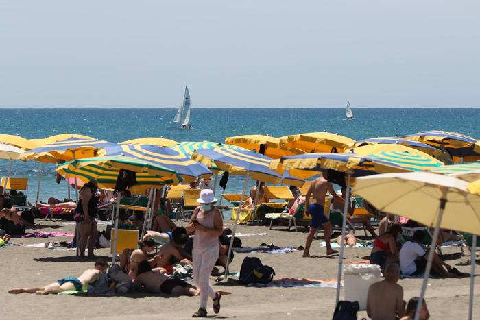 People relax and enjoy a sunny day at the beach, in Ostia, near Rome, Italy, 26 June 2021.  Last weekend with the obligation to wear the mask outdoors throughout Italy.
ANSA/EMANUELE VALERI