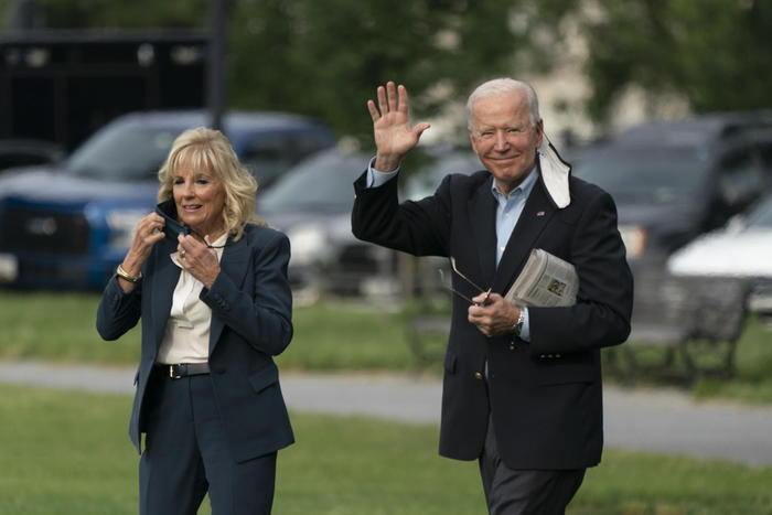 epa09257331 US President Joe Biden (R) and first lady Jill Biden depart the White House heading to Europe, from the Ellipse in Washington, DC, USA, 09 June 2021.  EPA/Chris Kleponis / POOL
