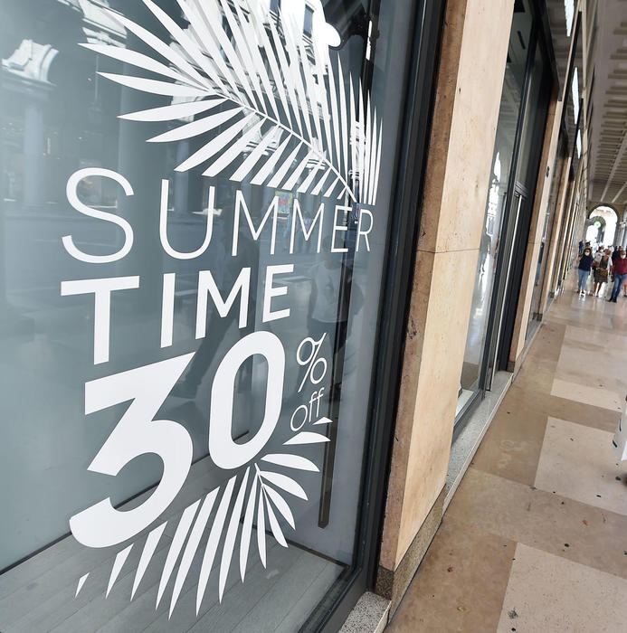 Preparazione delle vetrine dei negozi del centro in occasione dellÂ’apertura di domani dei saldi estivi, Torino, 24 luglio 2020 ANSA/ ALESSANDRO DI MARCO
