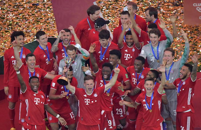 epa09005273 Bayern Munich players celebrate with the Club World Cup trophy after winning the final soccer match between Bayern Munich and Tigres UANL at the FIFA Club World Cup in Al Rayyan, Qatar, 11 February 2021.  EPA/NOUSHAD THEKKAYIL