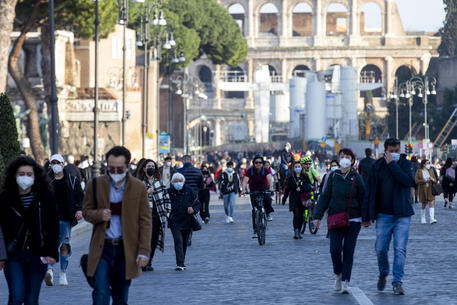 Crowd of people stroll in via dei Fori Imperiali, downtown Rome, Italy, during a sunny spring day, 28 February 2021.
ANSA/MASSIMO PERCOSSI
