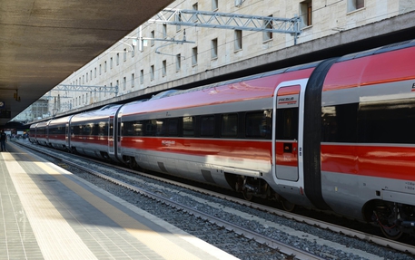 Il nuovo Frecciarossa 1000 di Ferrovie dello Stato in occasione del viaggio in anteprima del nuovo super treno costruito da Ansaldo Breda e Bombardier alla stazione Centrale di Milano, 5 giugno 2015.
ANSA/ UFFICIO STAMPA 
++HO - NO SALES EDITORIAL USE ONLY++