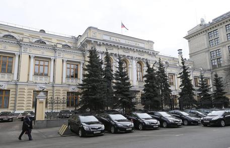 epa04484053 (FILE) A file photo dated 04 March 2014 showing an exterior view of the Russian Central Bank building in Moscow, Russia. Media reports on 10 November 2014 state Russian Central Bank has removed the trading band of dual-currency and ended its policy of intervening on a daily basis to support the Russian rouble. The Russian rouble has lost in value against major currencies, and the Central Bank action is regarded as a move to let the exchange rate be fully determined by markets.  EPA/YURI KOCHETKOV