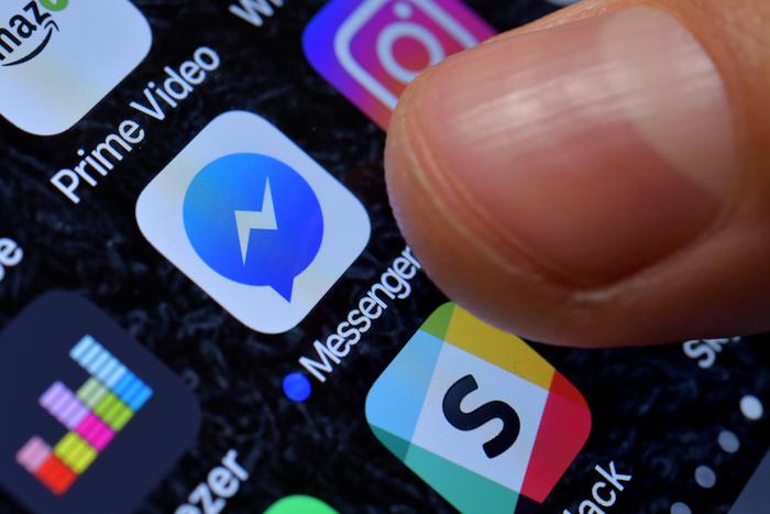 epa06316602 A close-up image showing the Facebook Messenger app on an iPhone in Kaarst, Germany, 08 November 2017.  EPA/SASCHA STEINBACH ILLUSTRATION