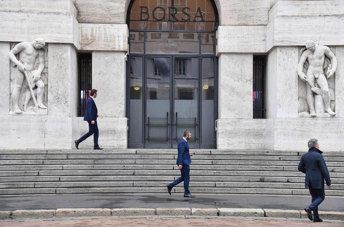 Alcune persone camminano davanti alla Borsa Italiana in piazza Affari, Milano, 11 ottobre 2018. Apertura negativa per tutte le Borse europee: Parigi cede l'1,5%, Francoforte l'1,31% e Londra a pochi minuti dall'apertura è in ribasso dell'1,26%. ANSA/DANIEL DAL ZENNARO