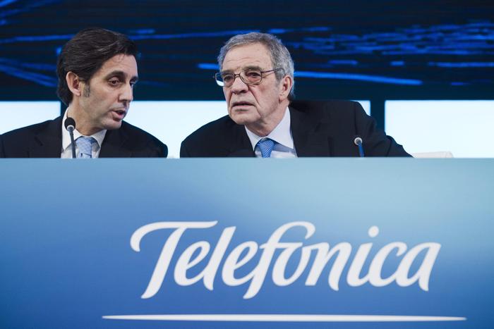 epa04102489 Spanish telecommunication giant Telefonica's Chairman and CEO, Cesar Alierta (R), chats with Telefonica's COO, Jose Maria Alvarez-Pallete (L), during a press conference to present 2013 annual results in Madrid, Spain, 27 February 2014. Telefonica achieved a profit of 4,59 billion euro in 2013, 16.9 per cent more than same period of 2012, thanks to its business in Latin America, the company said.  EPA/EMILIO NARANJO