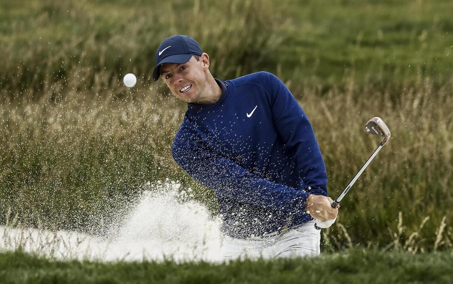 epa07651174 Rory McIlroy of Northern Ireland hits from a sand trap by the seventeenth green during the third round of the 119th US Open Championship at the Pebble Beach Golf Links in Pebble Beach, California, USA, 15 June 2019. The tournament is being played from 13 June to 16 June.  EPA/ETIENNE LAURENT