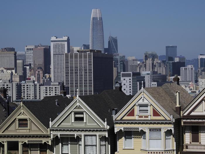 epa07734352 The Salesforce Tower (background), the tallest skyscraper in the San Francisco skyline at 326 meters, is visible with the famous Painted Ladies Victorian and Edwardian houses (foreground) in San Francisco, California, USA, 22 July 2019. The Salesforce Tower was designed by Cesar Pelli, the Argentine-American architect, who died 19 July 2019 and who designed some of the world's tallest buildings and other major urban landmarks. Most notable contributions included the Petronas Towers in Kuala Lupur and the World Financial Center in New York City.  EPA/JOHN G. MABANGLO