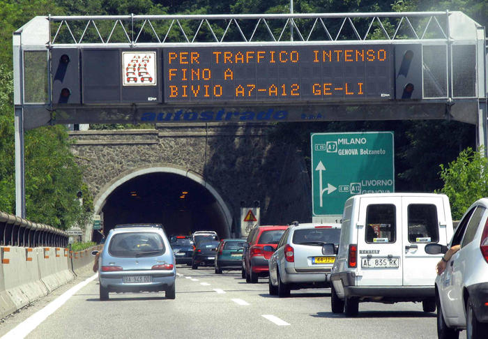 20060701 - GENOVA - CRO - TRAFFICO: CODE E RALLENTAMENTI IN LIGURIA. Code e rallentamenti questa mattina sulla autostrada A12 nei pressi di Genova.  LUCA ZENNARO - ANSA - KRZ