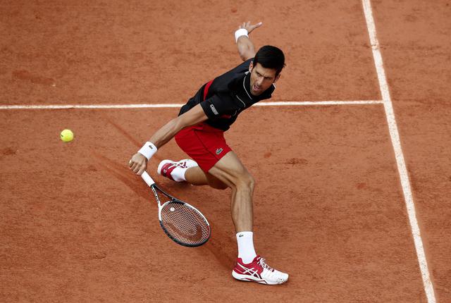 epa06786679 Novak Djokovic of Serbia plays Marco Cecchinato of Italy during their menà¢s quarter final match during the French Open tennis tournament at Roland Garros in Paris, France, 05 June 2018.  EPA/GUILLAUME HORCAJUELO