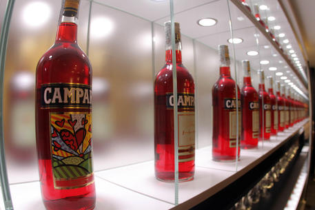 Un'esposizione di bottiglie della Campari in Galleria Campari allestita nello storico stabilimento a Sesto San Giovanni.
MATTEO BAZZI / ANSA