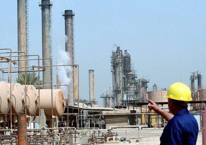 PETROLIO: ANCORA RECORD, BARILE SFIORA 49 DOLLARI
 (FILES) A file photograph showing an Iraqi worker points at the al-Durah Oil refinery in Baghdad on Wednesday, 19 May 2004.  Fresh violence in Iraq, Friday 20 August 2004,has seen oil prices surge to new records, nearing $50 a barrel. New York light crude climbed as high as $48.98 a barrel in Asian trading, following threats of militia attacks on Iraqi pipelines. Purnomo Yusgiantoro, president of oil cartel Opec, told reporters he was concerned about the rising oil price. He added, however, that the group would wait until its next meeting, scheduled for September, before acting.   NABIL MOUNZER ANSA-CD