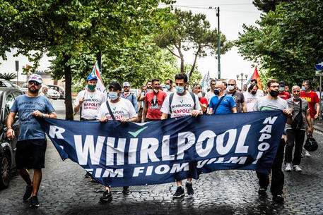 I lavoratori della Whirlpool protestano allÂ’esterno della sede della regione Campania a Napoli, 25 Giugno 2021  ANSA/CESARE ABBATE/