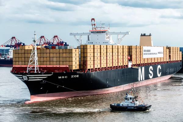 epa04869089 The MSC Zoe, the biggest container ship in the world, sails into the habour in Hamburg, Germany, 01 August 2015. THe MSC Zoe is ending her maiden voyage in Hamburg and is to be christened later the day.  EPA/MARKUS SCHOLZ