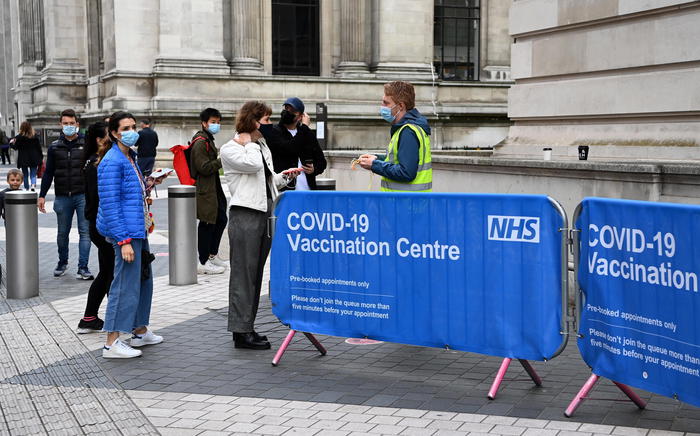 epa09288361 People enter a Covid-19 vaccination centre in London, Britain, 20 June 2021. The UK government is pushing on with its vaccination program in its fight against the Indian variant, that continues to spread across England. Over eighteen year olds are now being asked to get vaccinated against Covid-19.  EPA/ANDY RAIN