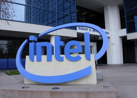 epa04024496 (FILE) A file photo dated 11 January 2013 showing the Intel Corporate headquarters in Santa Clara, California, USA. Intel is to report its fourth-quarter and full-year 2013 earnings results on 16 January 2014.  EPA/JOHN G. MABANGLO