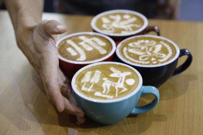 epa07026489 A Chinese barista displays his latte art at the Coffee Show China 2018 in Beijing, China, 17 September 2018. The Coffee Show China features a variety of coffee products, coffee machines, and championships for baristas. Total consumption of coffee in China reached 34.80 million ton in 2017, an increase of 29 percent year-on-year, according to media reports.  EPA/WU HONG