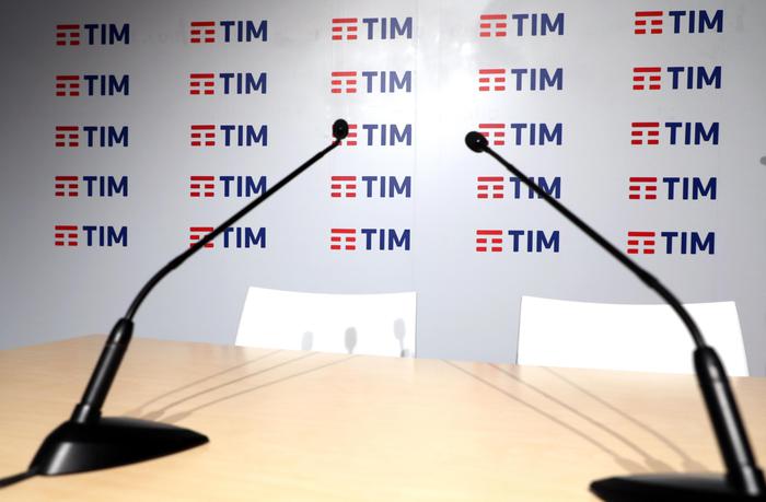 La sala stampa allestita all'interno della sede Tim di Rozzano (Milano), dove si svolge l'assemblea chiamata a nominare il nuovo cda, 4 maggio 2018. ANSA / MATTEO BAZZI