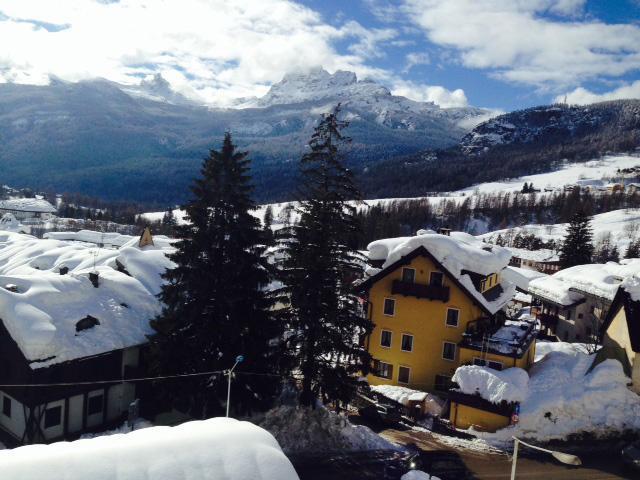 Cortina, oggi sotto il sole, si avvia verso un completo ritorno alla normalità , dopo una settimana di emergenza, per le abbondanti precipitazioni nevose, 6 febbraio 2014. ANSA / TOMMASO VESENTINI