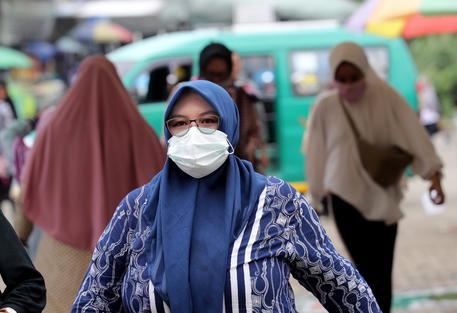 epa08258527 An Indonesian woman wears a mask in a public area in Depok, West Java, Indonesia, 29 February 2020. According to media reports, the Indonesian government continues to deny that there are any people infected by the novel coronavirus or COVID-19 in the country, even as cases continue to be found in neighboring countries. At least two foreign nationals - a woman from New Zealand who traveled through Bali and a Japanese woman who's travels in Indonesia are unclear - tested positive for COVID-19 after leaving Indonesia.  EPA/Bagus Indahono
