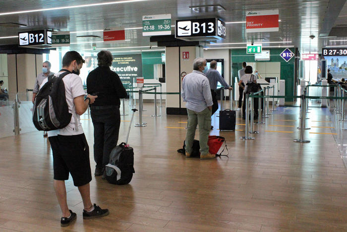 Traffico passeggeri in partenza e in arrivo all'aeroporto di Fiumicino, Roma, 8 giugno 2020. ANSA/TELENEWS