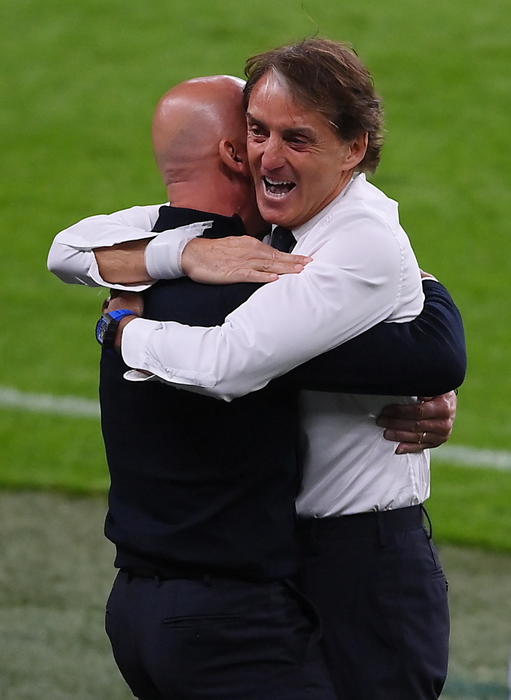 epa09304428 Italy's head coach Roberto Mancini celebrates with Head of the Italian team delegation Gianluca Vialli (L) after Italy's first goal during the UEFA EURO 2020 round of 16 soccer match between Italy and Austria in London, Britain, 26 June 2021.  EPA/Laurence Griffiths / POOL (RESTRICTIONS: For editorial news reporting purposes only. Images must appear as still images and must not emulate match action video footage. Photographs published in online publications shall have an interval of at least 20 seconds between the posting.)