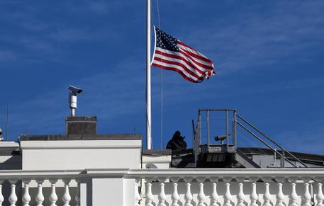 epa07353640 The US flag flies at half-mast above the White House in Washington, DC, USA, 08 February 2019 after the death of the longest-serving member of Congress in US history, Michigan Democrat John Dingell, at age 92.  EPA/Olivier Douliery / POOL