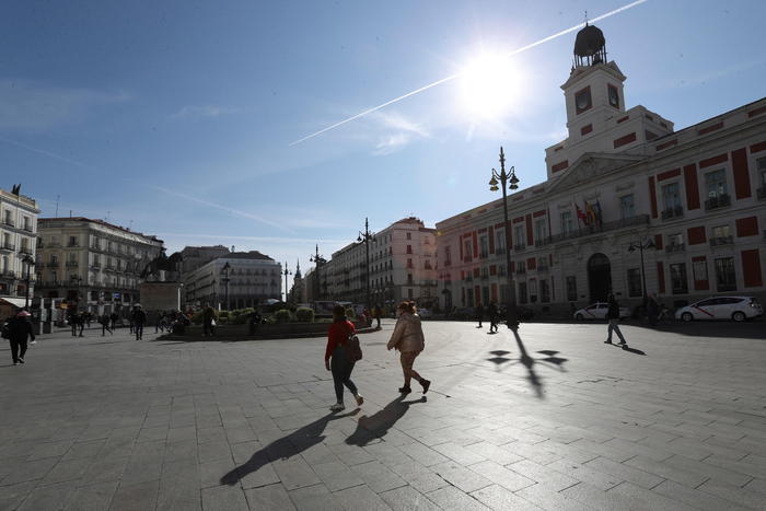 epa08292287 General view of almost empty Puerta del Sol square, in downtown Madrid, Spain, 13 March 2020. Madrid regional authorities ruled that all stores, except grocery stores and pharmacies, will close from 14 March to avoid the spread of coronavirus. In Madrid, there are more than 2,000 infected people and 64 fatalities by COVID-19.  EPA/Kiko Huesca