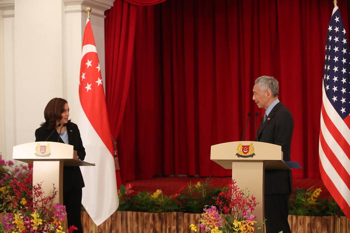 epa09425918 A handout photo made available by the Singapore Ministry of Communications and Information (MCI) shows US Vice President Kamala Harris (L) speaking to Singapore Prime Minister Lee Hsien Loong (R) during a joint press conference at the Istana, or Presidential Palace, in Singapore, 23 August 2021. Harris is on an official three-day visit to Singapore.  EPA/Ministry of Communications and Information (MCI) HANDOUT NO ARCHIVE HANDOUT EDITORIAL USE ONLY/NO SALES