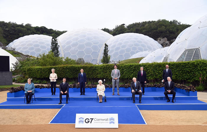 La regina Elisabetta II nella foto cerimoniale di rito con i Grandi della Terra, a conclusione della prima giornata del vertice G7 a presidenza britannica in corso a Carbis Bay, in Cornovaglia (Regno Unito), 11 giugno 2021.  ANSA / Immagine tratta da https://www.flickr.com  +++ATTENZIONE LA FOTO NON PUO' ESSERE PUBBLICATA O RIPRODOTTA SENZA L'AUTORIZZAZIONE DELLA FONTE DI ORIGINE CUI SI RINVIA+++   +++NO SALES; NO ARCHIVE; EDITORIAL USE ONLY+++