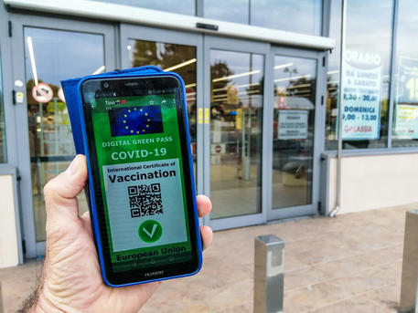 Una ricostruzione grafica del Green pass, il certificato digitale Covid dell'UE all'ingresso di un supermercato. Torino 15 luglio 2021 ANSA/TINO ROMANO