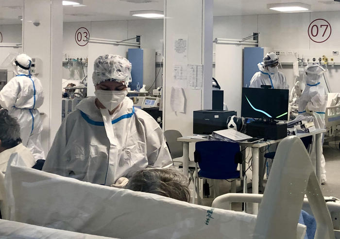 Covid Puglia ospedale terapia intensiva rianimazione Fiera del Levante Bari. ANSA