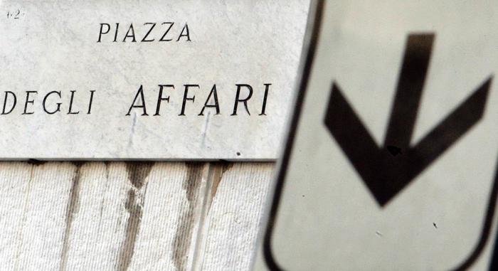 La targa di piazza degli Affari di Milano in un'immagine d'archivio dell'8 ottobre 2008. ANSA / JENNIFER LORENZINI