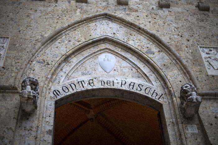 epa05448876 (FILE) A file photo dated 23 March 2016 showing an exterior view of the main entrance to the headquarters of the Banca Monte dei Paschi di Siena (BMPS or MPS), in Siena, Italy. The MPS bank, founded in 1472 as 'Mount of piety,' is reported to be the world's oldest surviving bank and Italy's third largest commercial and retail bank. The European banking regulators released their stress tests late 29 July 2016, indicating Banca Monte dei Paschi di Siena and Allied Irish Banks were the worst performers. While Allied Irish Banks scored 4.3 per cent of regulatory capital ratio minimum of 4.5 per cent after stress test, Banca Monte dei Paschi di Siena managed a negative -2.4 per cent.  EPA/MATTIA SEDDA