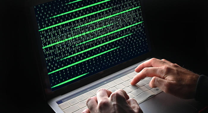 Un'immagine che simula e rappresenta la figura di un hacker impegnato in un attacco informatico. ANSA/ ALESSANDRO DI MARCO