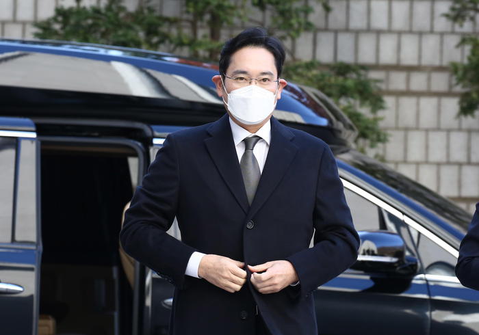 epa08852325 Lee Jae-yong, vice chairman of Samsung Group, arrives to attend a court hearing to review at the Seoul High Court in Seoul, South Korea, 30 November 2020.  EPA/KIM CHUL-SOO
