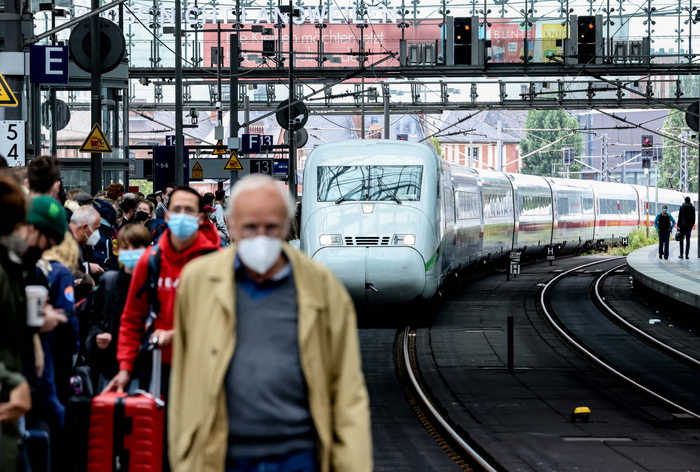epa09425845 Passengers crowd on a platform during a two-day German Train Drivers' Union (GDL) strike at Berlin Central Railway Station in Berlin, Germany, 23 August 2021. The dispute with Deutsche Bahn focuses on pay rates, pensions, and a coronavirus bonus.  EPA/FILIP SINGER