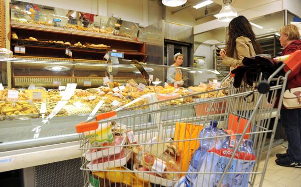 Una donna mentre fa la spesa all' interno di un supermercato.
ANSA/FRANCO SILVI